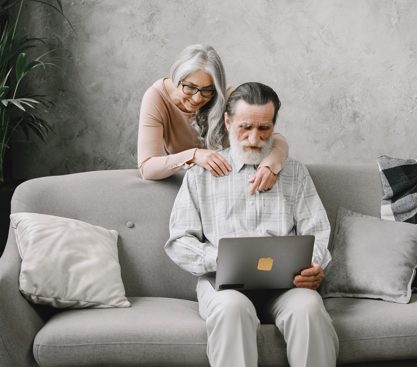 Maine Support helping a customer with their computer in their home